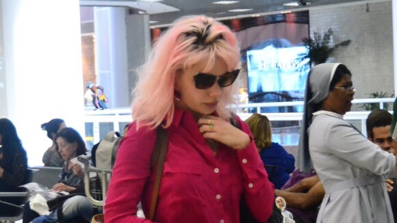 Bruna Linzmeyer aparece com raiz natural do cabelo em aeroporto do Rio