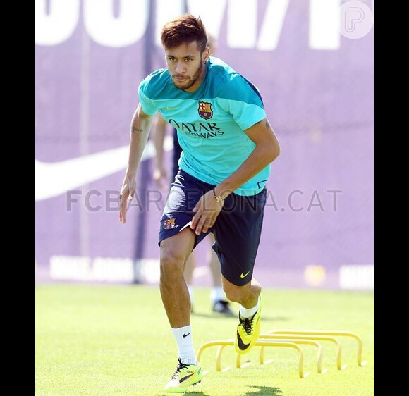 Neymar retoma os treinos após se recuperar de lesão no pé esquerdo 15 de maio de 2014