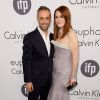 Julianne Moore posa ao lado do estilista brasileiro Francisco Costa, diretor criativo da Calvin Klein