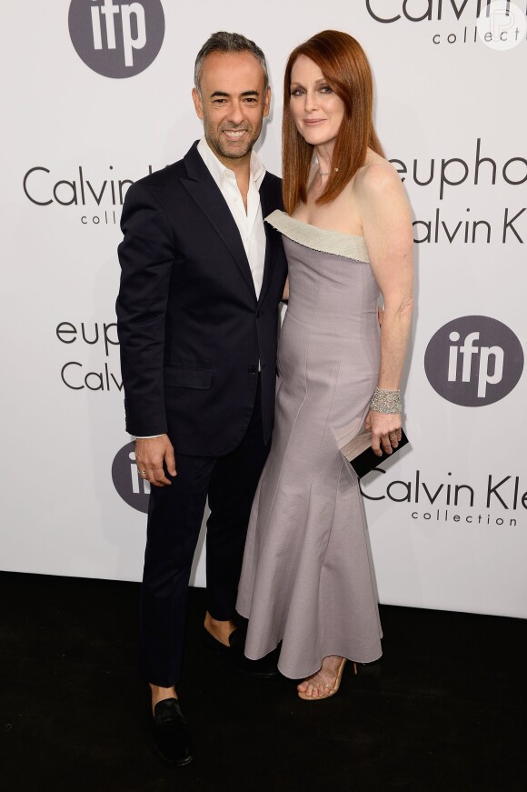 Julianne Moore posa ao lado do estilista brasileiro Francisco Costa, diretor criativo da Calvin Klein