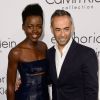 Lupita Nyong'o posa com o estilista brasileiro Francisco Costa, diretor criativo da Calvin Klein