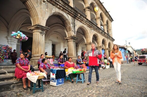 Grazi Massafera e o diretor Jayme Monjardim ensaiam uma cena a ser gravada na Guatemala para a novela 'Flor do Caribe', em janeiro de 2013