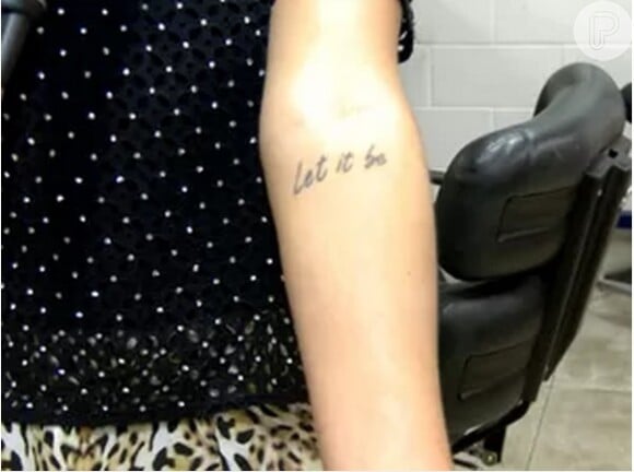 No braço esquerdo, Fernanda Paes Leme tatuou 'Let It Be', nome de uma famosa música dos Beatles, e explicou: 'Significa 'deixe estar', é bem um lema meu de vida'