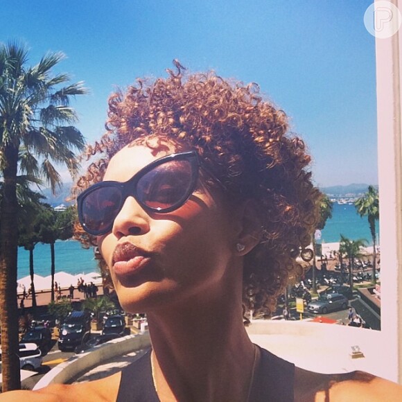 Taís Araújo também publicou em seu Instagram um selfie mandando beijinho antes do tapete vermelho de Cannes