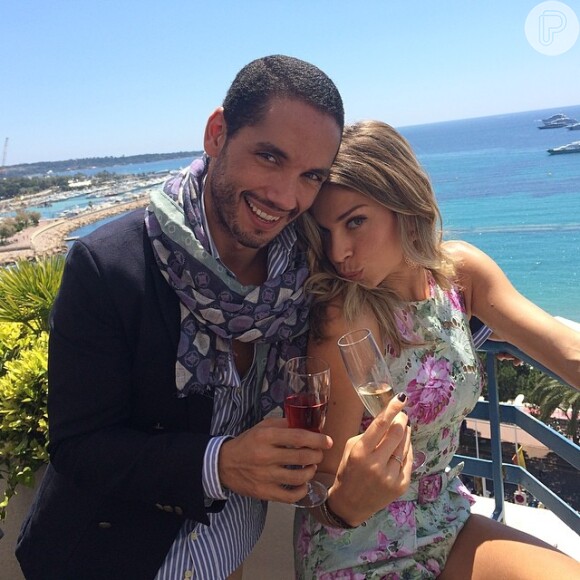 Grazi Massafera está em Paris para o Festival de Cannes 2014. Nesta manhã, a atriz foi clicada mandando beijinho no ombro antes do tapete vermelho do filme 'Saint Laurent'