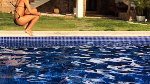 Recuperada, Isis Valverde dá salto em piscina durante tarde de folga