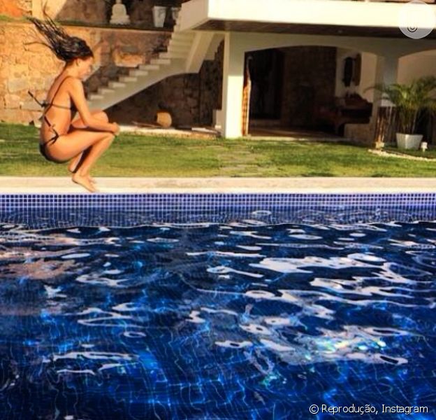 Recuperada Isis Valverde Da Salto Em Piscina Durante Tarde De Folga Purepeople