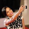 Rosario Dawson faz selfie no Festivals de Cannes 2014