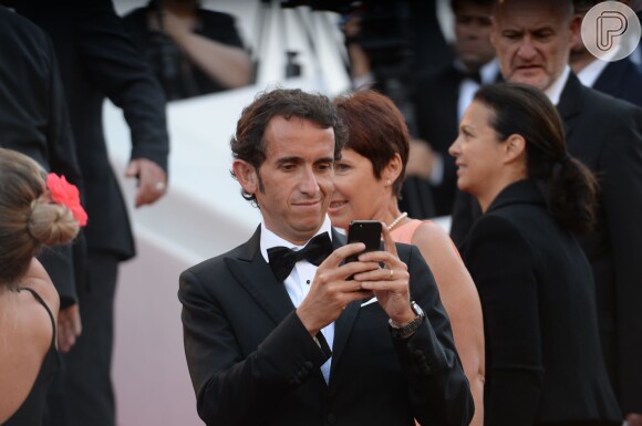 Alexandre Bompard sorri em selfie no red carpet do Festival de Cannes 2014