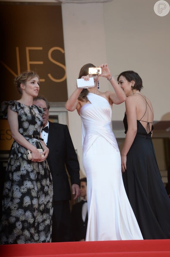 Hillary Swank faz selfie no red carpet do filme 'The Homesman' no Festival de Cannes 2014