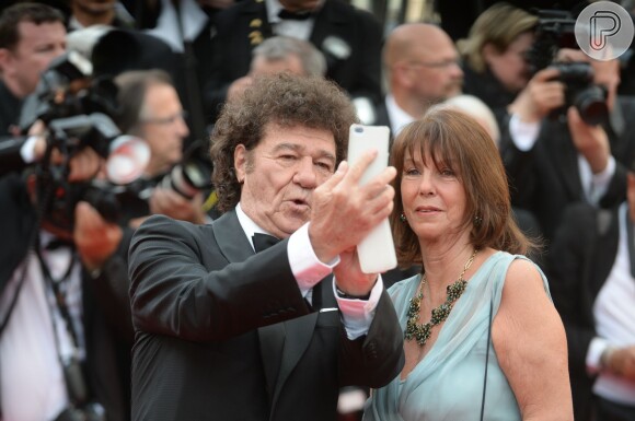 Robert Charlebois faz selfie na première de 'Grace De Monaco' em Cannes 2014