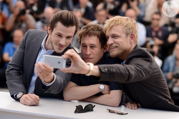 Gaspard Ulliel, o diretor Bertrand Bonello e Jeremie Renier fazem selfie no Festival de Cannes 2014