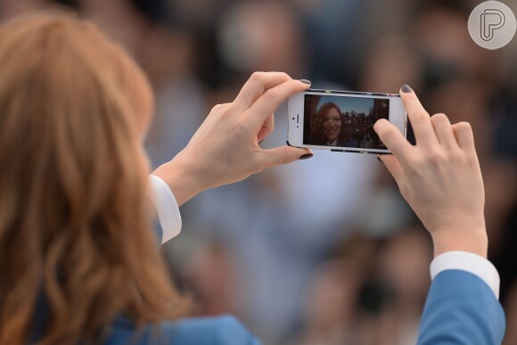 Lea Seydoux faz selfie no red carpet do filme 'Saint-Laurent' de Festival de Cannes 2014
