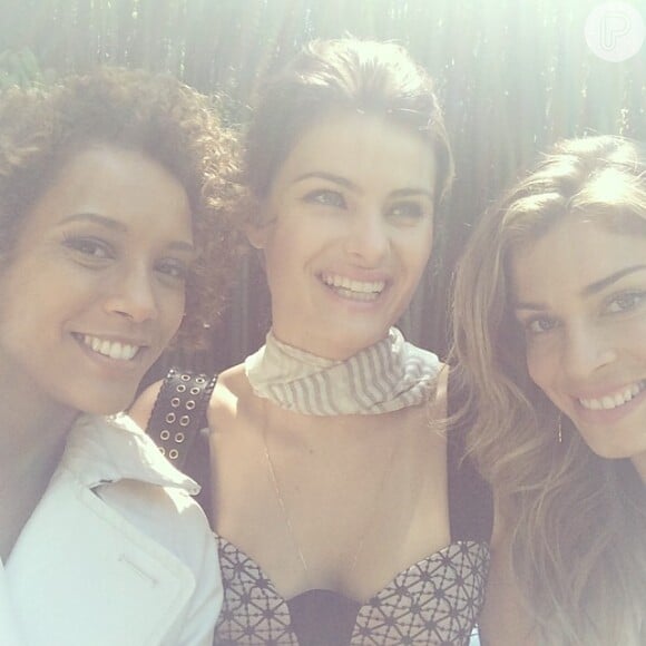 Taís Araújo faz selfie com Grazi Massafera e Isabelli Fontana após participação no Festival de Cannes 2014