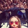 Selfie de Nabilla Benattia mostra fãs em torno do tapete vermelho de Cannes 2014
