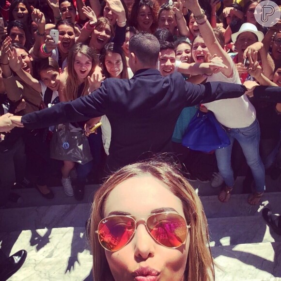 Selfie de Nabilla Benattia mostra fãs em torno do tapete vermelho de Cannes 2014