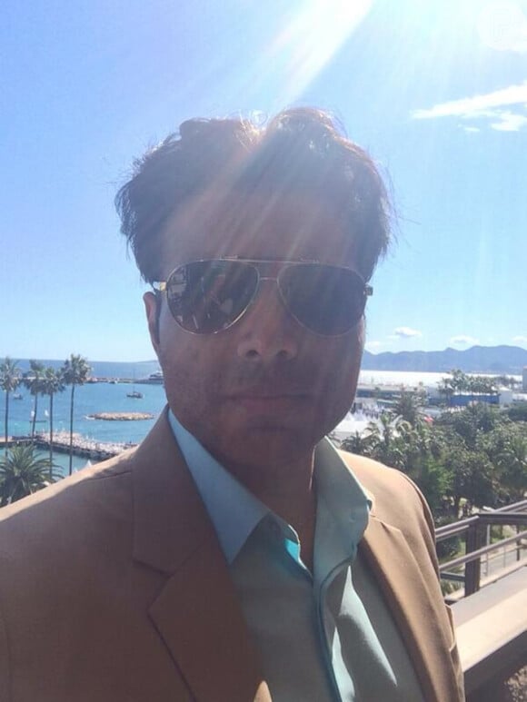 O ator de Bollywood Uday Chopra posa em selfie no Festival de Cannes 2014