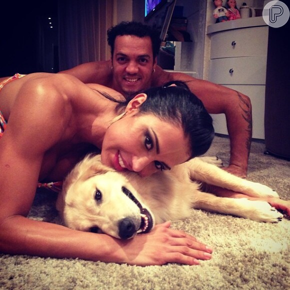 Gracyanne Barbosa e Belo estão ameaçados de despejo; alheia ao fato, a dançarina e rainha de bateria publica foto em que posa com o cantor e um dos cachorros do casal, em 28 de janeiro de 2013
