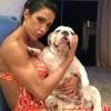 Gracyanne Barbosa posa com Belety, um dos cães do casal, mesmo com o escândalo da ordem de despejo