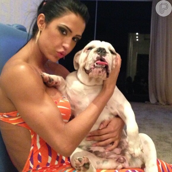 Gracyanne Barbosa posa com Belety, um dos cães do casal, mesmo com o escândalo da ordem de despejo