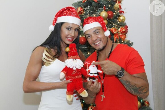 Belo posa com Gracyanne em ensaio especial de Natal, em dezembro de 2012