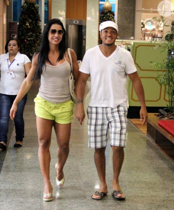 Belo e Gracyanne são flagrados durante passeio em shopping, em dezembro de 2012