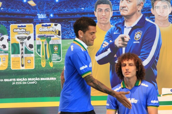 David Luiz e Daniel Alves participam de lançamento em São Paulo