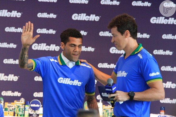 Jogadores da seleção brasileira se encontram em lançamento em São Paulo; Daniel Alves posa com Rodrigo Faro em evento