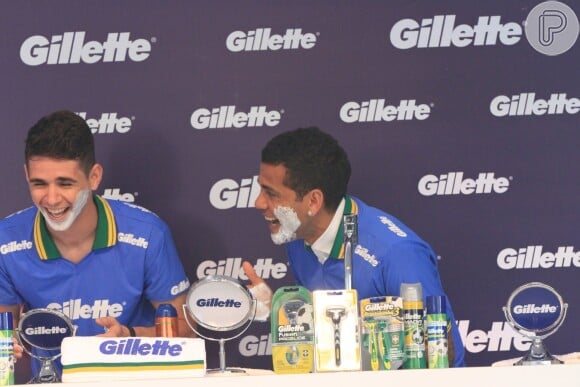 Daniel Alves se barbeia duranta lançamento da marca Gillette em São Paulo