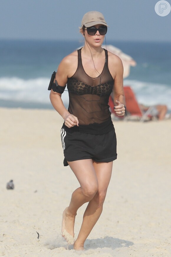 Christine Fernandes esteve na praia da Barra da Tijuca, Zona Oeste do Rio de Janeiro, nesta terça-feira, 20 de abril de 2014