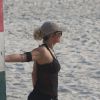 Christine Fernandes se alongou após se exercitar na areia