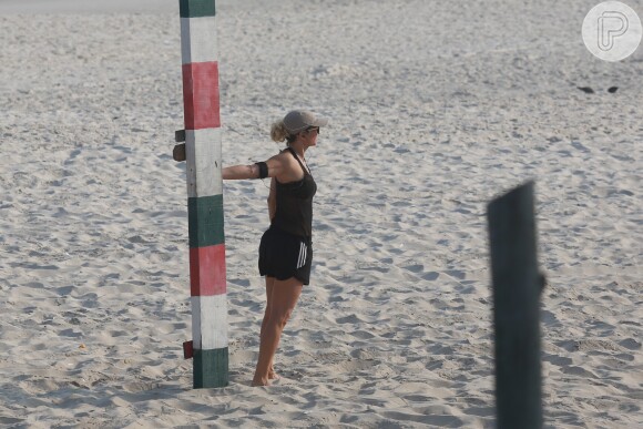 Christine Fernandes se alongou após se exercitar na areia