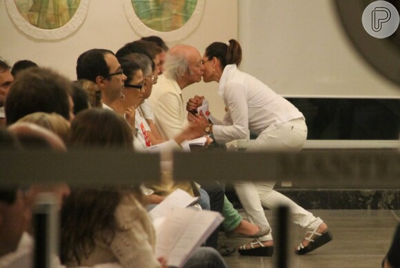 Após ler a homenagem, Christiane Torloni deu um beijo em Erasmo Carlos, que estava sentado na primeira fila