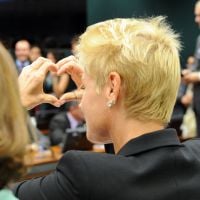 Xuxa faz 'coração' para deputado após ser alfinetada por ele: 'Fez filme pornô'