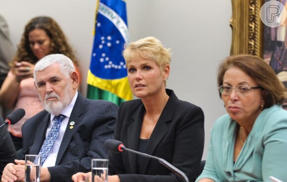 Xuxa esteve na Câmara dos Deputados para acompanhar a votação da redação final da 'Lei da Palmada', da qual a apresentadora é favorável