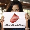 Marina (Tainá Müller) posa com a hashtag #ChutaOBaldeClara nos bastidores de gravação da novela 'Em Família', em 21 de maio de 2014
