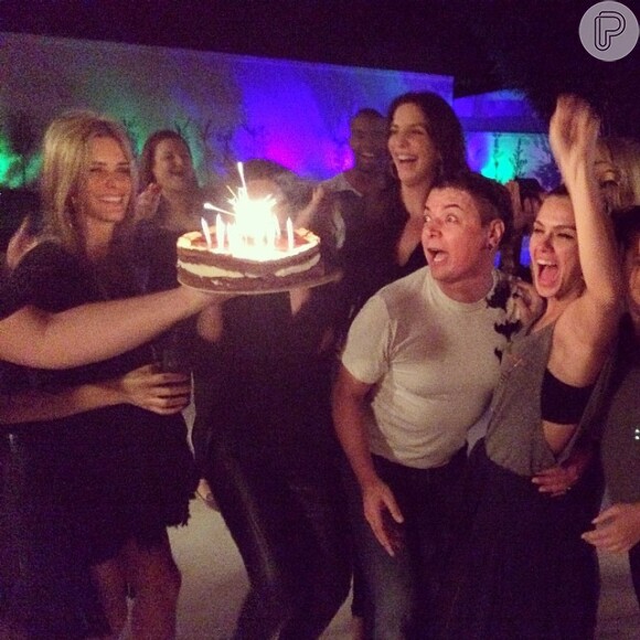 Ivete Sangalo ganha festa surpresa de amigos famosos como Fernanda Lima e Carolina Dieckmann (21 de maio de 2014)