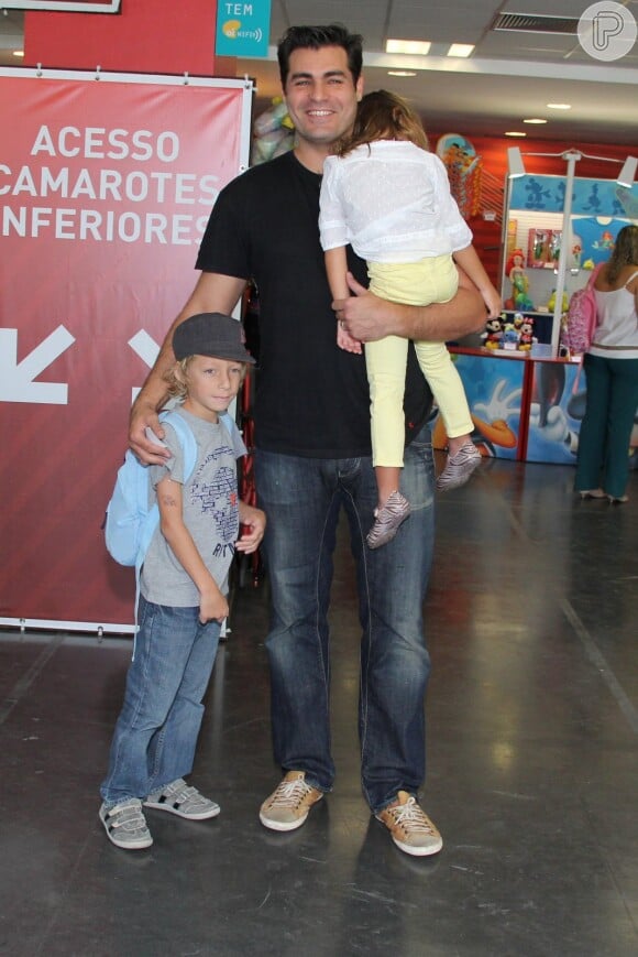 Thiago Lacerda posa com os filhos Gael e Cora