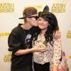 Justin Bieber aparece dando beijo na fã Jocelyn, e aparentemente 'apalpa' seio esquerdo da jovem, em foto divulgada em janeiro de 2013