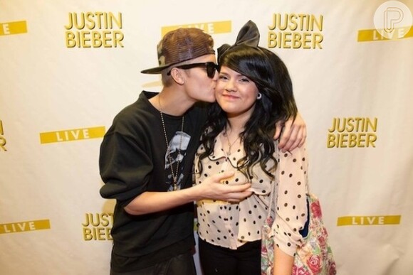 Justin Bieber aparece dando beijo na fã Jocelyn, e aparentemente 'apalpa' seio esquerdo da jovem, em foto divulgada em janeiro de 2013