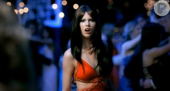 Essa não é a primeira vez que Taylor Swift escurece os fios, no clipe 'You Belong With Me', ela aparece com os cabelos pretos 