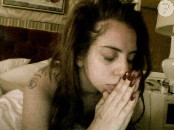 Lady Gaga também se mobilizou com a tragédia e publicou foto rezando