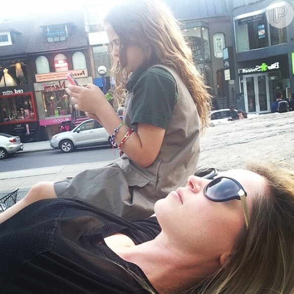 Susana Werner postou uma foto em seu Instagram ao lado da filha Giulia, de 8 anos, durante um momento de descanso e m Toronto, no Canadá, nesta segunda-feira, 26 de maio de 2014