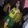 A atriz mirim Klara Castanho incarnou a líder de torcida com direito à uniforme verde e amarelo e pom-pom  