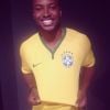 O cantor Thiaguinho, que já declarou seu amor pelo futebol diversas vezes em suas músicas, fez a sua parte e compartilhou uma foto com a camisa Oficial da Seleção 