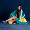 A namorada do craque Neymar, Bruna Marquezine, mostrou todo seu patriotismo e posou enrolada em uma bandeira do Brasil 