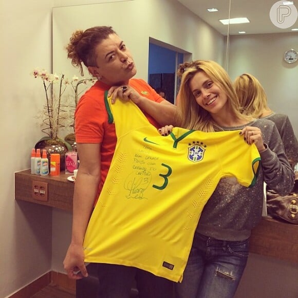 Carolina Dieckmann posou ao lado do promoter David Brazil, após receber a camisa autografada pelo jogador Thiago Silva. Essa é para dar sorte!