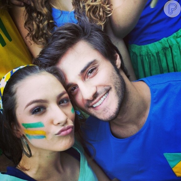 Os atores de 'Malhação' Hugo Bonemer e Laís Pinho mostraram que também são patriotas e estão torcendo pelo Brasil