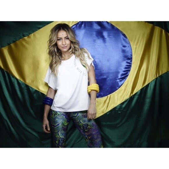 A apresentadora Sabrina Sato criou sua própria coleção de roupas para torcer pelo Brasil com muito estilo