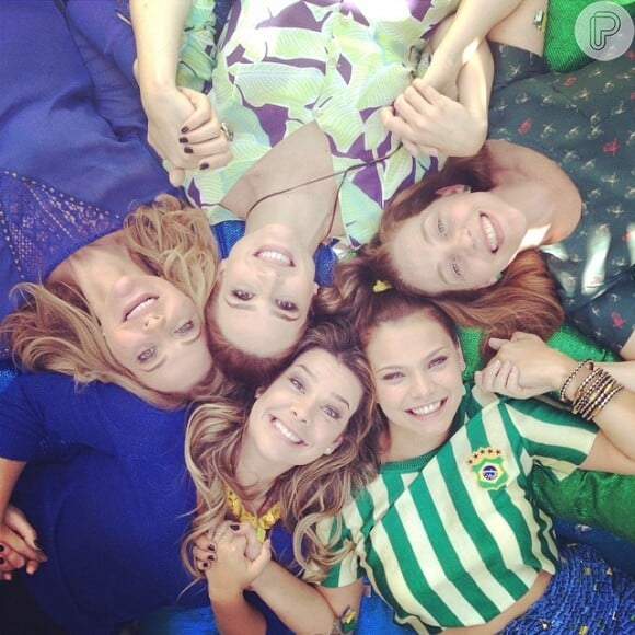 As atrizes de 'Malhação' Fernanda Souza, Milena Toscano e Isabella Garcia vestiram a camisa para torcer durante a Copa